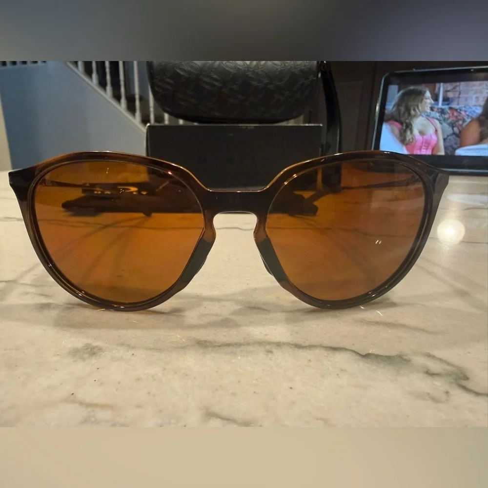 Oakley chic sunglasses